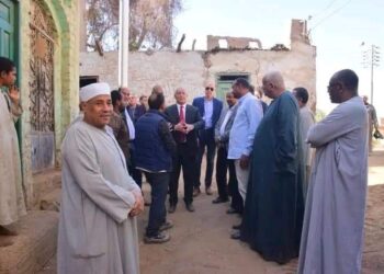 محافظ الأقصر يتابع سير الأعمال النهائية لتطوير قرية النجوع