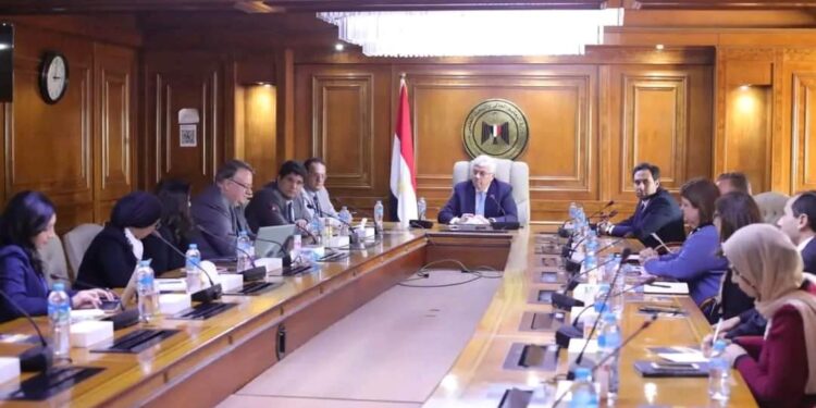 وزير التعليم العالى يبحث سبل التعاون المشترك مع فريق التعليم العالى للبنك الدولى ومنظمة العمل الدولية