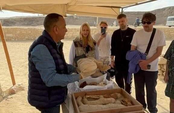 مسئولي دار الأزياء الفرنسية ديور وعدد من المؤثرين والمدونين العالميين في زيارة لمنطقة آثار سقارة