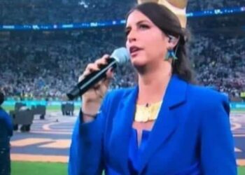 المصرية فرح الديباني بنت الإسكندرية تغني النشيد الوطني الفرنسي قبل مباراة فرنسا والأرجنتين