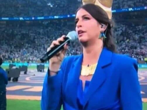 المصرية فرح الديباني بنت الإسكندرية تغني النشيد الوطني الفرنسي قبل مباراة فرنسا والأرجنتين
