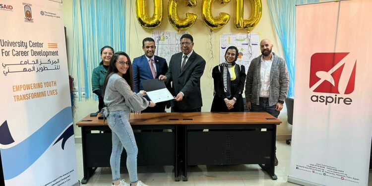 تكريم خريجي الدورة الثانية من تدريب مهارات التوظيف بمركز التطوير المهني بجامعة الأقصر