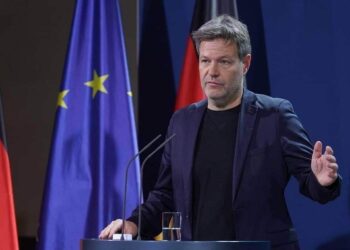 وزير الاقتصاد الألماني يؤكد ضرورة توريد الأسلحة إلى أوكرانيا