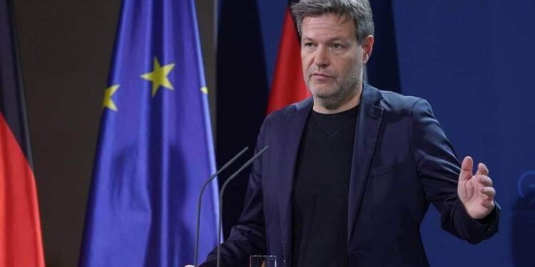 وزير الاقتصاد الألماني يؤكد ضرورة توريد الأسلحة إلى أوكرانيا