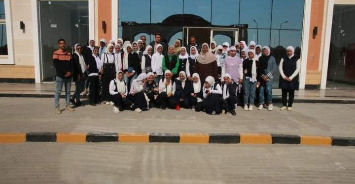 جامعة طيبة التكنولوجية بالأقصر تستقبل طالبات مدرسة أرمنت الثانوية الصناعية