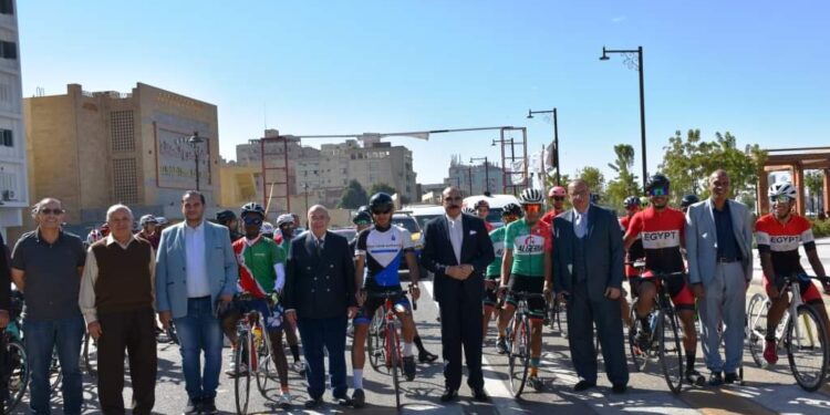 محافظ أسوان يعطى إشارة البدء لإنطلاق سباق النيل الأول للدراجات بمشاركة 41 متسابق من 6 دول