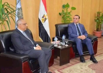 نائب محافظ الأقصر” يلتقي نائب وزير الصحة لشئون السكان. يبحثان مكافحة الهجرة غير الشرعية
