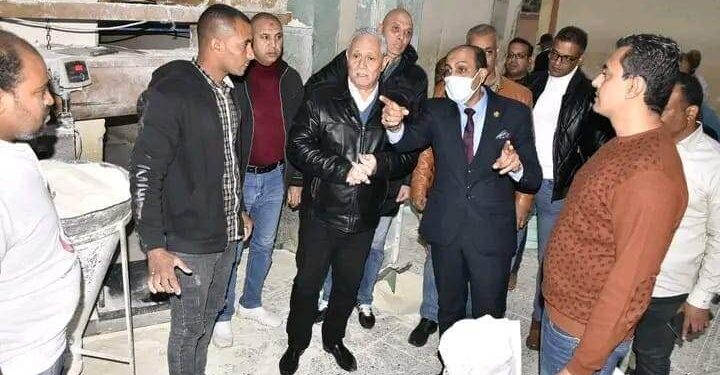 محافظ الأقصر يتفقد سير العمل بمطحن الإتحاد