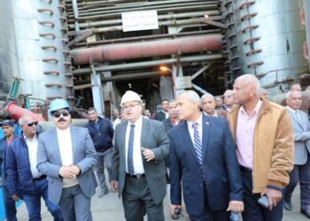 محافظ أسوان يطلق إشارة البدء لموسم العصير لمحصول قصب السكر بمصانع سكر كوم أمبو