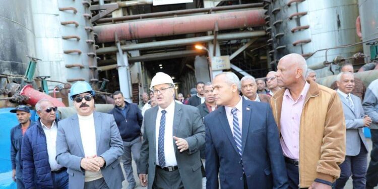 محافظ أسوان يطلق إشارة البدء لموسم العصير لمحصول قصب السكر بمصانع سكر كوم أمبو