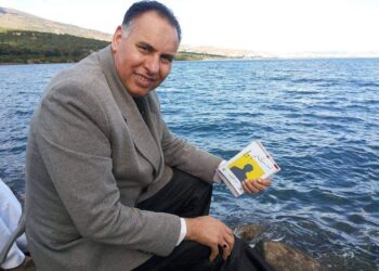 وزير الثقافة الاسبق يكتب…. ما تَرْتَكِبُهُ الأَمْواجُ مِنْ عِنَاقٍ..!!