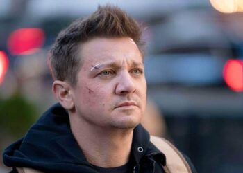 الممثل جيريمي رينر في حالة خطرة بعد حادث على الثلج