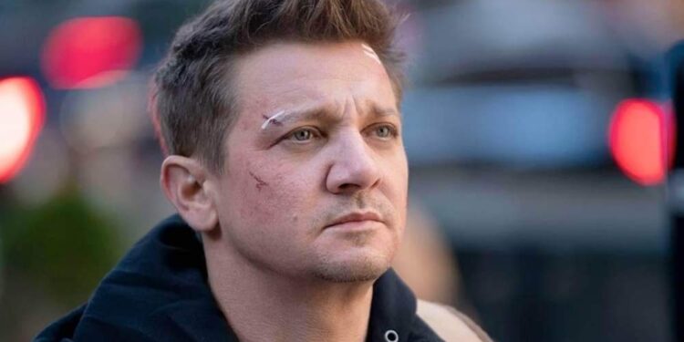 الممثل جيريمي رينر في حالة خطرة بعد حادث على الثلج