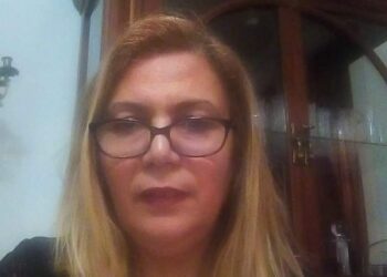 سائرة في آلْمدى تبغي آلصّفاء