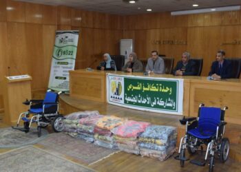 وحدة تكافؤ الفرص بالأقصر تشارك فى توزيع كراسى متحركة وسماعات طبية لذوي الهمم