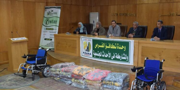 وحدة تكافؤ الفرص بالأقصر تشارك فى توزيع كراسى متحركة وسماعات طبية لذوي الهمم