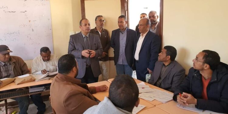 وكيل تعليم الأقصر يتفقد مقر تصحيح الشهادة الإعدادية