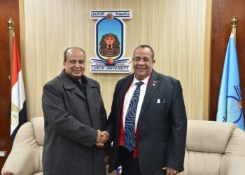 رئيس جامعة الأقصر يبحث مشاركة الطلاب بالمهرجان المسرحي الدولي لشباب الجنوب