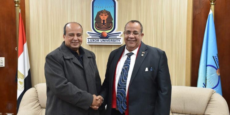 رئيس جامعة الأقصر يبحث مشاركة الطلاب بالمهرجان المسرحي الدولي لشباب الجنوب