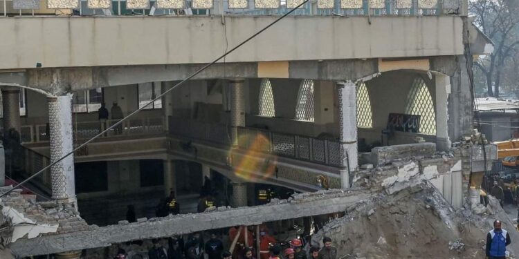 باكستان : ارتفاع ضحايا انفجار مسجد في بيشاور إلى 92 قتيلًا وأكثر من مائتي مصاب