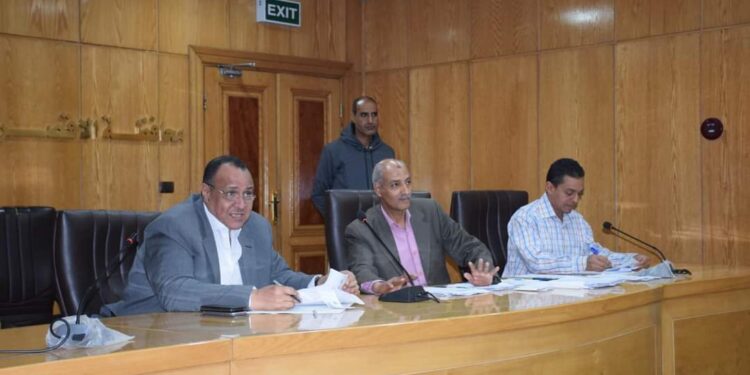 السكرتير العام للأقصر يعقد لقاء اليوم المفتوح لبحث شكاوى المواطنين