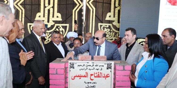 محافظ أسوان ووفد لجنة الصناعة يضعا حجر الأساس لبعض المشروعات