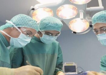 غرائب داخل غرف العمليات..استخراج كتلة من  “الشعر” وزنها 3 كغم من معدة فتاة  !!