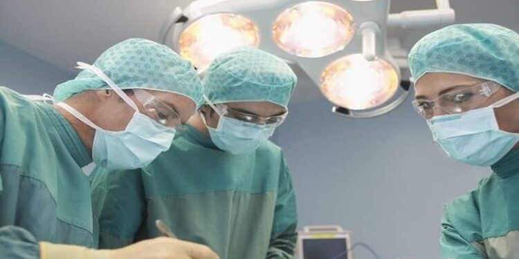 غرائب داخل غرف العمليات..استخراج كتلة من  “الشعر” وزنها 3 كغم من معدة فتاة  !!