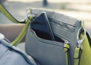 صدق ولا تستغرب .. سيدة تستعيد محفظة فقدتها قبل 40 عاماً