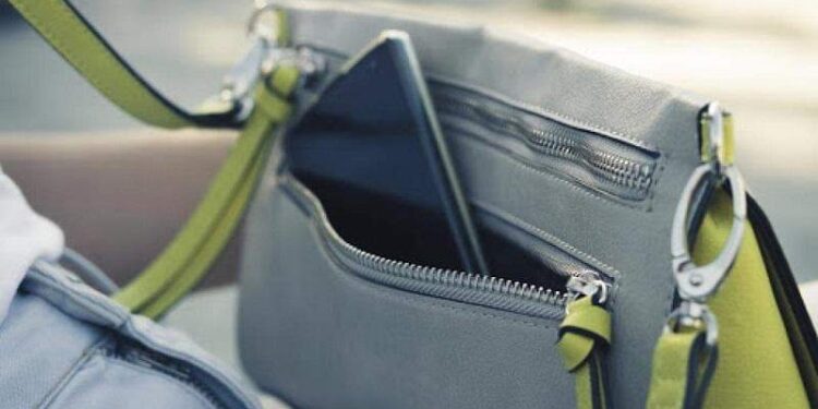 صدق ولا تستغرب .. سيدة تستعيد محفظة فقدتها قبل 40 عاماً