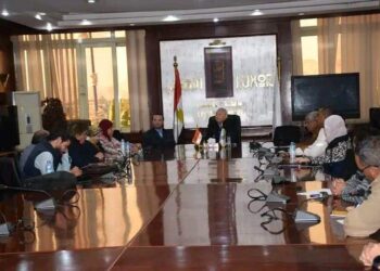 محافظ الأقصر يناقش الخطط الاقتصادية المستقبلية للمحافظة