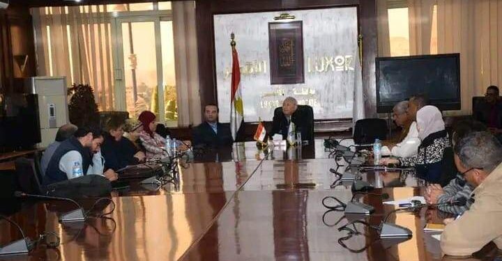 محافظ الأقصر يناقش الخطط الاقتصادية المستقبلية للمحافظة