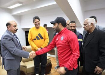 محافظ أسوان يلتقي بلاعبي فريق كرة القدم