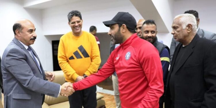 محافظ أسوان يلتقي بلاعبي فريق كرة القدم