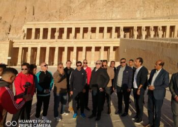 وزير الشباب والرياضة ومحافظ الأقصر يطلقان إشارة البدء لماراثون الأقصر الدولي