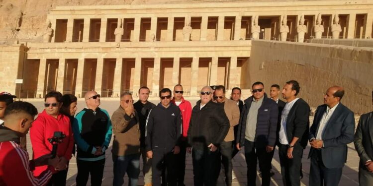 وزير الشباب والرياضة ومحافظ الأقصر يطلقان إشارة البدء لماراثون الأقصر الدولي