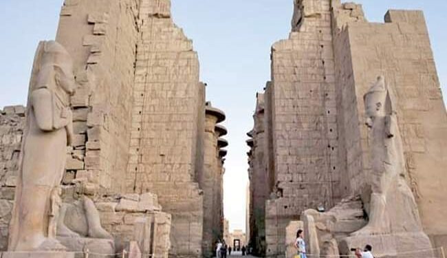 قطاع السياحة ينجح في مساعدة سائح ضل الطريق إلى الأقصر