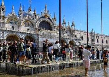 سباق مع الوقت لإنقاذ البندقية من الغرق …