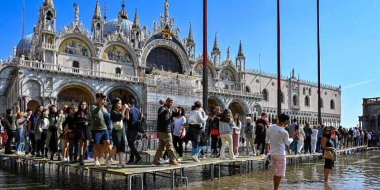 سباق مع الوقت لإنقاذ البندقية من الغرق …