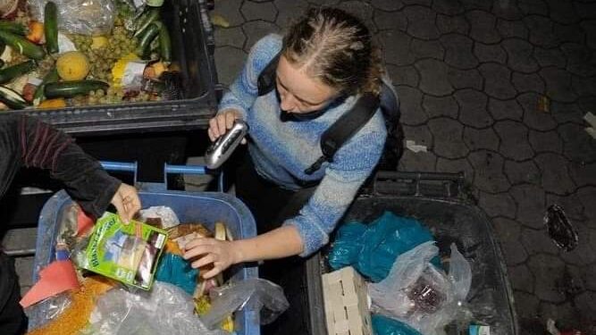 وزير ألماني يدعو لعدم تجريم إنقاذ الطعام من حاويات القمامة