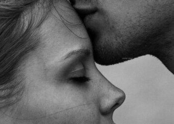 مصلوبة على عقارب الوقت بقلم نوال جبالي