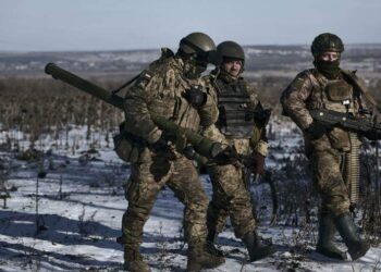 ضابط مخابرات أمريكي يكشف تفاصيل مثيرة حول المساعدات العسكرية لأوكرانيا