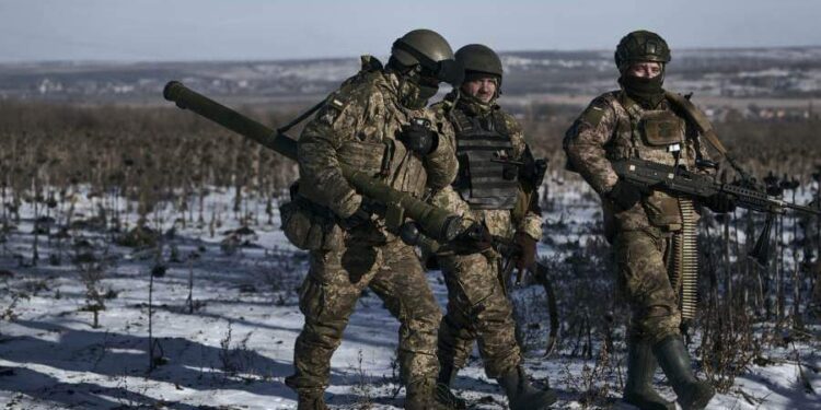 ضابط مخابرات أمريكي يكشف تفاصيل مثيرة حول المساعدات العسكرية لأوكرانيا