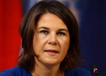 بيربوك تتجنب إعلان موقف برلين بشأن توريد دبابات لأوكرانيا