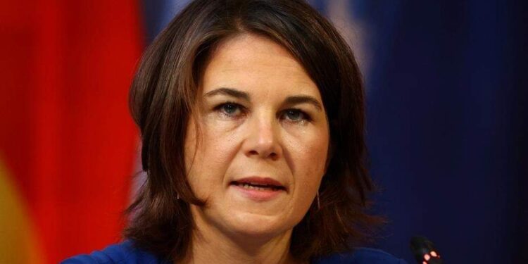 بيربوك تتجنب إعلان موقف برلين بشأن توريد دبابات لأوكرانيا