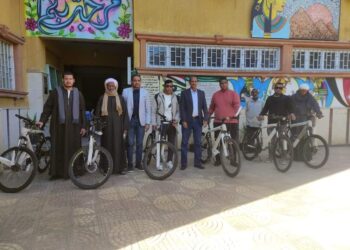 الشباب والرياضة بالاقصر تسلم دراجات لأسر الشهداء