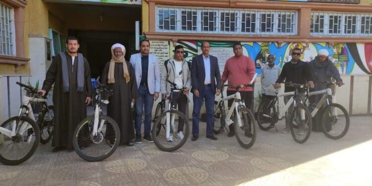 الشباب والرياضة بالاقصر تسلم دراجات لأسر الشهداء