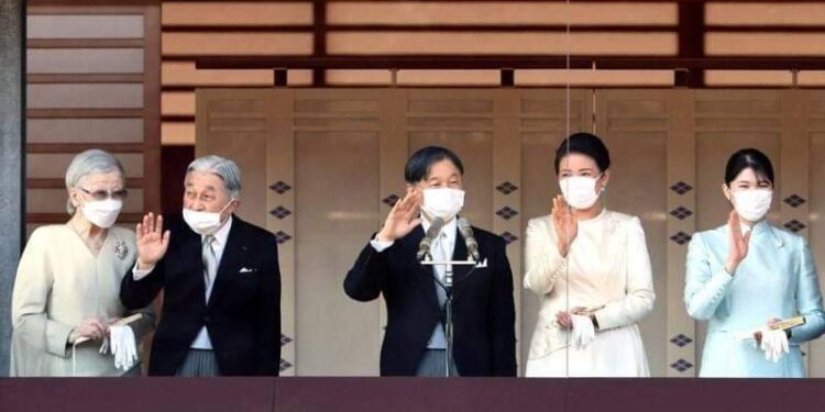 إمبراطور اليابان يوجه أول تحية عامة للجماهير بمناسبة العام الجديد منذ 2020