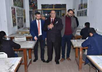 رئيس جامعة الأقصر يتابع أعمال الامتحانات بالكليات