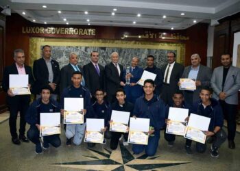 محافظ الأقصر يكرم الطلاب المتفوقين والحاصلين على كأس برنامج العباقرة